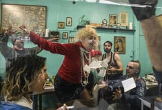 Οι πρώτες φωτογραφίες από τον «Σωσμένο» του Έντουαρντ Μποντ με τον Βασίλη Μπισμπίκη και τη Λένα Κιτσοπούλου 