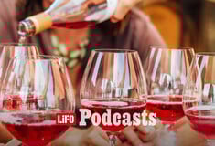 Κρασί στο τραπέζι: Πού τελειώνει η απόλαυση και πού αρχίζει η εξάρτηση;