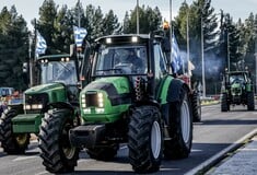 Αγρότες: Φτάνουν στην Αθήνα - Μεταφέρουν τα τρακτέρ με φορτηγά, έρχονται με λεωφορεία, πλοία και ΙΧ