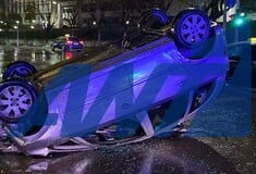 Θεσσαλονίκη: Αυτοκίνητο αναποδογύρισε σε κεντρικό δρόμο 