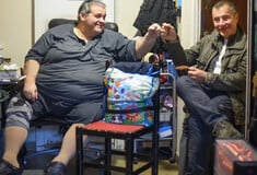 Κώστας Μακέδος: «Στο σπίτι όλα λειτουργούν με τηλεκοντρόλ γιατί δεν μπορώ να κουνηθώ»