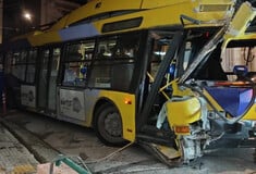 Τρόλεϊ έπεσε πάνω σε πολυκατοικία στα Πετράλωνα