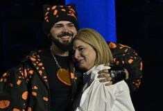 Ο Αkylas με τη μητέρα του στη σκηνή του Sing for Greece: Μια συγκινητική στιγμή 