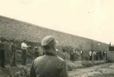 Eπικοινωνία Μενδώνη και Κακλαμάνη για τις φωτογραφίες από την εκτέλεση των 200 στην Καισαριανή