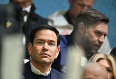 Ένα αφελές και θλιβερό χειροκρότημα