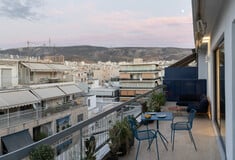 Είναι μικρό αλλά έχει θέα όλη την Αθήνα