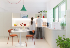 Ένα μικροσκοπικό διαμέρισμα στα Εξάρχεια συλλέγει το αθηναϊκό φως