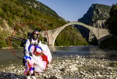 Απίστευτο αεροβατικό trick στο Γεφύρι της Πλάκας