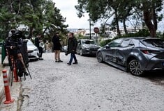 ΚΟΛΩΝΑΚΙ ΤΡΑΓΟΥΔΙΣΤΡΙΑ ΟΧΗΜΑΤΑ