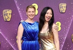 Οι σταρ στο κόκκινο χαλί των Baftas 2026: Πολ Μασκάλ, Λεονάρντο ντι Κάπριο, Τζέσι Μπάκλεϊ κ.α.