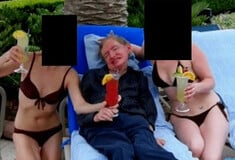 Αρχεία Έπσταϊν: Φωτογραφία απαθανατίζει τον Στίβεν Χόκινγκ σε τροπικό νησί ανάμεσα σε δύο γυναίκες με μπικίνι