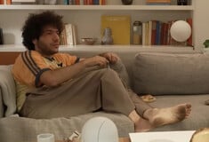 Benny Blanco: «Ωχ, δεν το έκανε!» - Εμφανίστηκε με βρώμικα πόδια σε podcast και οι χρήστες στα social αντέδρασαν