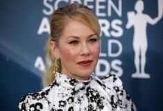 ΚΡΙΣΤΙΝΑ ΑΠΛΓΚΕΙΤ ΣΚΛΗΡΥΝΣΗ ΚΑΤΑ ΠΛΑΚΑΣ