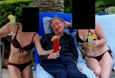 Αρχεία Έπσταϊν: Η οικογένεια του Στίβεν Χόκινγκ υποστηρίζει ότι οι γυναίκες στη φωτογραφία ήταν φροντίστριές του