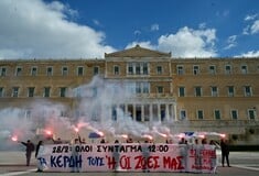 Συλλαλητήρια για τα Τέμπη: Φοιτητές και μαθητές στους δρόμους - Πέταξαν μπογιές στο υπουργείο Εργασίας