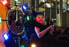 «Αφήστε με να μπω»: Καλλιτέχνης διαμαρτύρεται έξω από μεγάλα πολιτιστικά ιδρύματα που δεν είναι προσβάσιμα