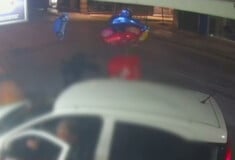 Ηράκλειο Κρήτης: 47χρονος τσακώθηκε με ιδιοκτήτρια μίνι μάρκετ και έπεσε με το ΙΧ του στη βιτρίνα του καταστήματος