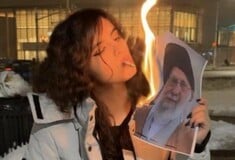 Χαμενεΐ: «Στο είπα ότι θα χορέψουμε πάνω στον τάφο σου» λέει η Ιρανή που είχε ανάψει τσιγάρο με φωτογραφία του