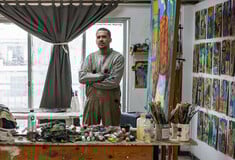 Ο Μιχάλης Κιούσης ζωγραφίζει ανθρώπινες φιγούρες σε αφρικανικά τοπία