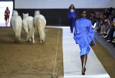 Η Stella McCartney έβαλε τα άλογα στην πασαρέλα του Παρισιού — και το μήνυμα ήταν σαφές