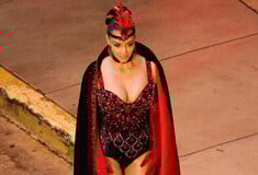 Κιμ Καρντάσιαν: Μεταμορφώθηκε σε showgirl του Λας Βέγκας στο σετ της νέας ταινίας όπου πρωταγωνιστεί