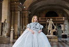 Η Ιζαμπέλ Ιπέρ μπαίνει στο Λούβρο σαν να ανήκε πάντα εκεί