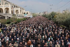 Ιράν: Εκατοντάδες πολίτες θρηνούν τον Χαμενεΐ - Συγκεντρώθηκαν για προσευχή αψηφώντας τον πόλεμο