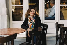 Χλόη Ακριθάκη: Φωτογράφος. Γεννήθηκε στο Βερολίνο, ζει στα Εξάρχεια.