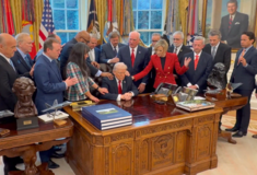 ΝΤΟΝΑΛΝΤ ΤΡΑΜΠ ΛΕΥΚΟΣ ΟΙΚΟΣ ΠΡΟΣΕΥΧΗ