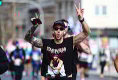 Ημιμαραθώνιος Αθήνας 2026: Μικροί και μεγάλοι δρομείς πλημμύρισαν το κέντρο της Αθήνας