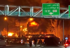 Ιράν: Απόκοσμες εικόνες μετά το χτύπημα στις πετρελαϊκές εγκαταστάσεις -