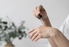 Η αντιγηραντική φροντίδα που ενισχύει την ελαστικότητα και τη φυσική λάμψη του προσώπου