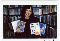 H Μάγκι Τζίλενχαλ κάνει μια βόλτα στην ντουλάπα της Criterion