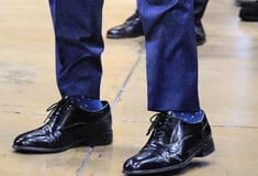 Μάρκο Ρούμπιο: Ο Ντόναλ Τραμπ του έκανε δώρο παπούτσια και δεν του κάνουν - Viral η στιγμή που τα φορά