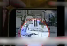 Καλαμαριά: Η στιγμή που ο 20χρονος καταρρέει δίπλα σε κάδο μετά την επίθεση με μαχαίρι