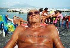 Όλα περνούν, αγόρι μου! Η γλυκόπικρη φιλοσοφία ενός άντρα που τα έχασε όλα