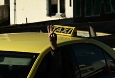«Δεν ζητάμε να μας δώσουν, αλλά να μην μας πάρουν»: Γιατί απεργούν οι οδηγοί ταξί