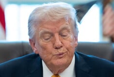 ΝΤΟΝΑΛΝΤ ΤΡΑΜΠ ΛΕΥΚΟΣ ΟΙΚΟΣ ΚΑΡΟΛΑΪΝ ΛΕΒΙΤ ΠΑΡΑΙΤΗΣΗ ΤΖΟ ΚΕΝΤ