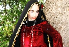 Το printed hijab επιστρέφει και δεν θέλει πια να περνά απαρατήρητο