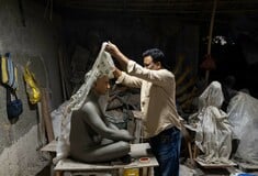 Στην Ινδία ένα εργαστήριο φτιάχνει ομοιώματα νεκρών για οικογένειες που πενθούν