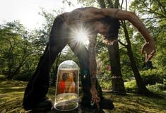 Αγάπα με! Οι Inez & Vinoodh γιορτάζουν 40 χρόνια κοινής ματιάς με μεγάλη αναδρομική έκθεση στη Χάγη