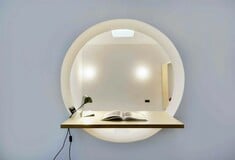 Μια μικρή, υπόγεια αποθήκη έγινε ένα όμορφο, φωτεινό στούντιο 