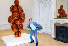 Ο Τζεφ Κουνς συζητά με Έλληνες δημοσιογράφους στο Μουσείο Κυκλαδικής Τέχνης