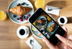 Από το scroll στο τραπέζι: Πώς τα social media αλλάζουν τον τρόπο που ανακαλύπτουμε εστιατόρια