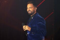 Ηλίας Βρεττός: Έπεσε θύμα ξυλοδαρμού κατά τη διάρκεια live του στην Κύπρο