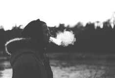 ΑΝΗΛΙΚΟΙ ΚΑΠΝΙΣΜΑ ΑΛΚΟΟΛ 