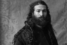 Κρίμα τόσο ωραίος άντρας και να είναι μόνος ― ένα πολυπόστ του Στάθη Τσαγκαρουσιάνου 