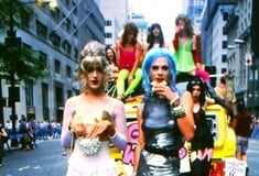 Για όλα όσα η ζωή δεν κατάφερε να θάψει: Η άγρια οδύνη του κόσμου της Nan Goldin απλώνεται στο Παρίσι