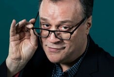 Ο Russell T. Davies μιλά για την υποχώρηση των queer δικαιωμάτων μέσα από τη νέα του σειρά Tip toe