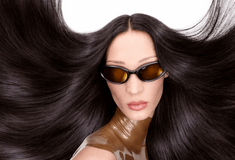 Επανόρθωση μαλλιών: η ρουτίνα που χαρίζει δύναμη και λάμψη στα ταλαιπωρημένα μαλλιά